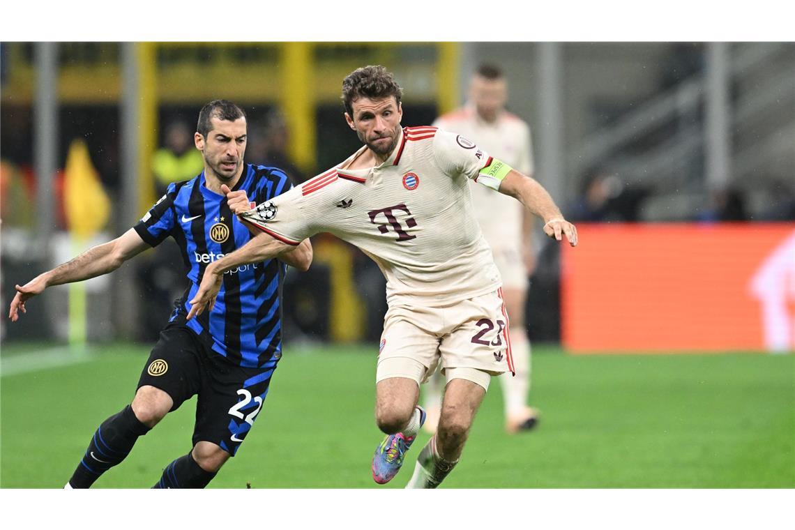 Abgezocktes Inter beendet Bayern-Traum vom „Finale dahoam“ Mailands Henrikh Mkhitaryan (l) und Münchens Thomas Müller kämpfen um den Ball.