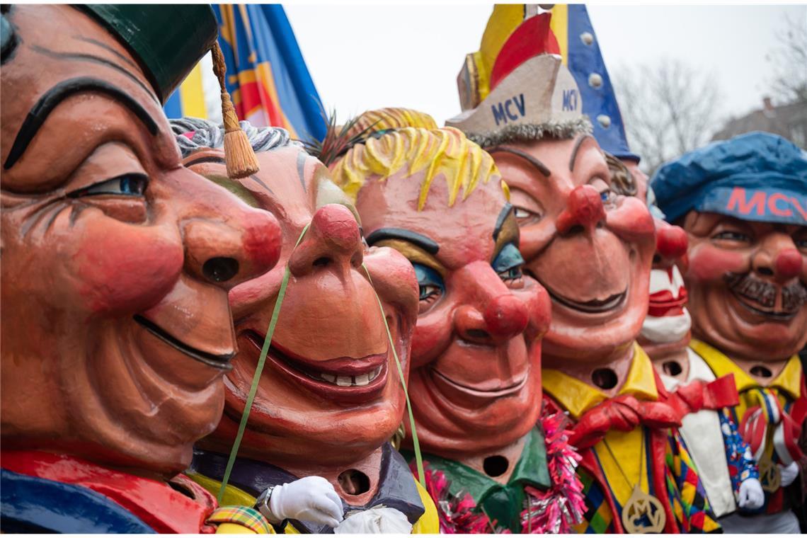 Warum ist der 11.11. Karnevalsbeginn? Mainz – Meenzer Schwellköpp des Mainzer Carneval-Vereins stehen zur Verlesung des närrischen Grundgesetzes auf dem Schillerplatz.