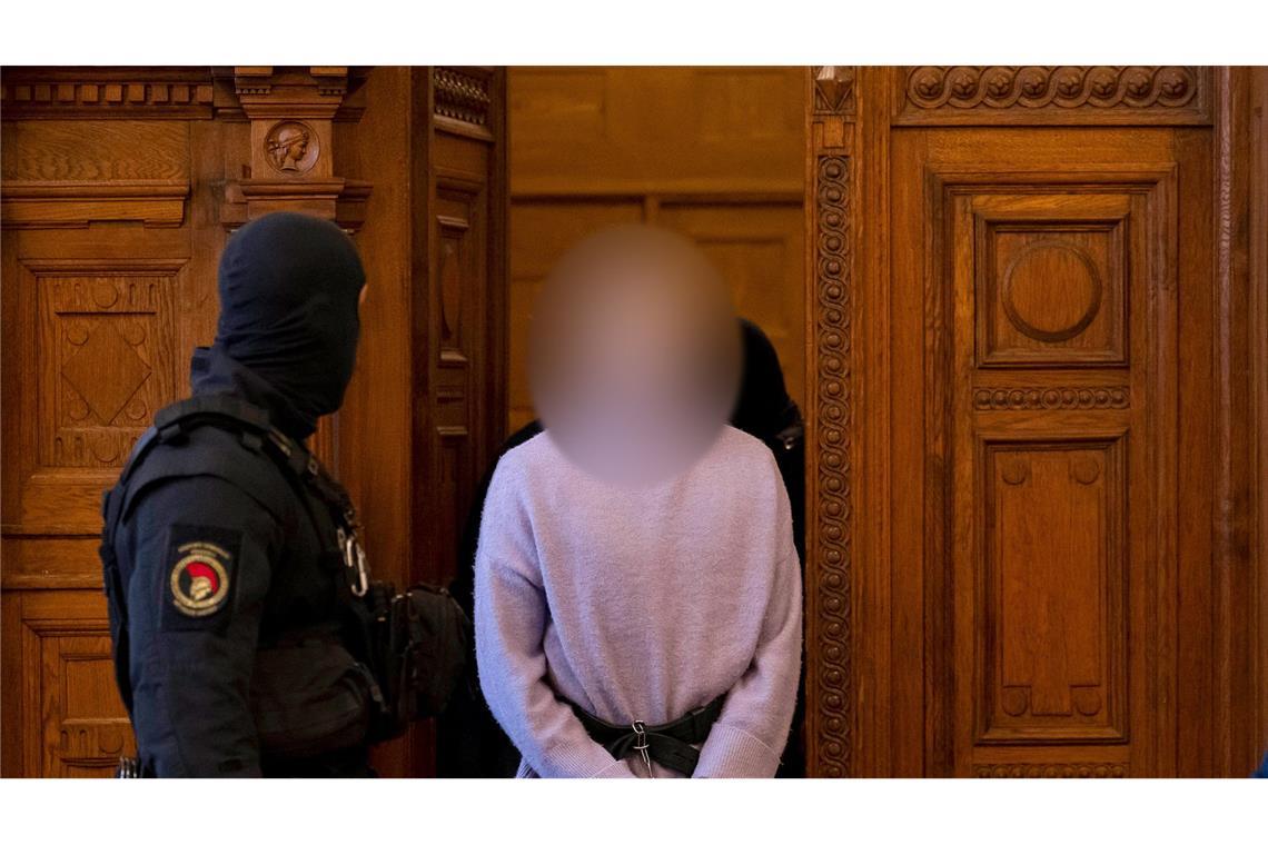 Prozess gegen deutsche Person aus linker Szene gestartet Maja T. wurde im Dezember 2023 in Berlin verhaftet und im Juni 2024 nach Ungarn ausgeliefert.