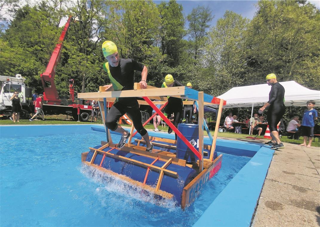 Wasserfreunde läuten den Sommer ein Mal eine ganz andere Variante, von einem Beckenrand zum anderen zu kommen.