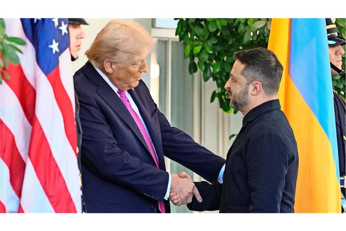 Mal lobt US-Präsident Donald Trump (li.)  den ukrainischen Präsidenten Wolodymyr Selenskyj, mal attackiert er ihn.