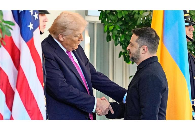 Mal lobt US-Präsident Donald Trump (li.)  den ukrainischen Präsidenten Wolodymyr Selenskyj, mal attackiert er ihn.