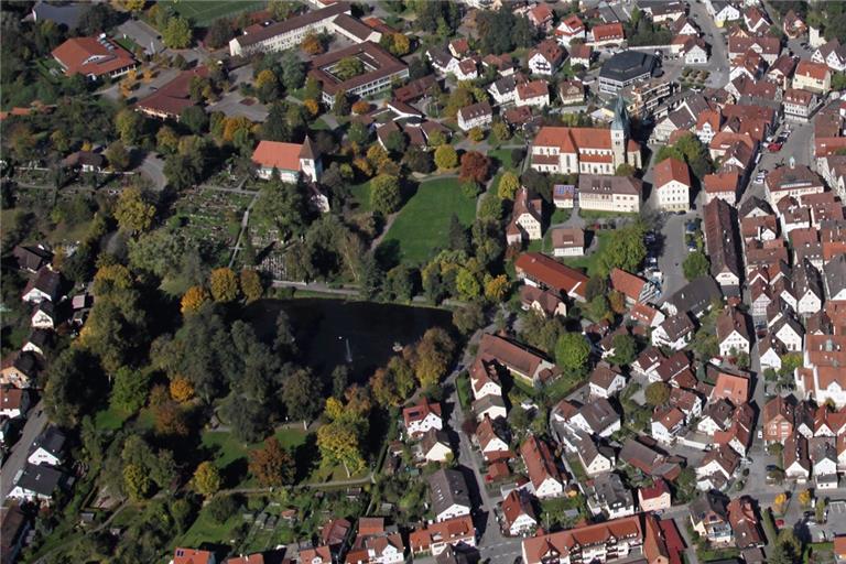 Mal zeigen Flur-, Straßen- oder Gebietsnamen die Besitzverhältnisse an wie Klosterhof oder Mönchsrain, mal verweisen sie auf ein historisches Bild – wie beispielsweise die Tatsache, dass durch die Entengasse die Wasservögel früher zur Murr gewatschelt sind. Archivfoto: F. Muhl