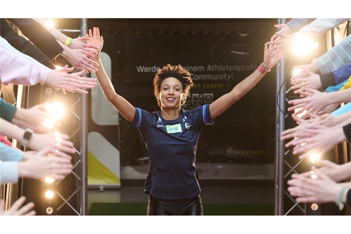 Bilder des Tages Malaika Mihambo läuft ein zum Finale im Weitsprung der Frauen bei den deutschen Hallenmeisterschaften der Leichtathletik.
