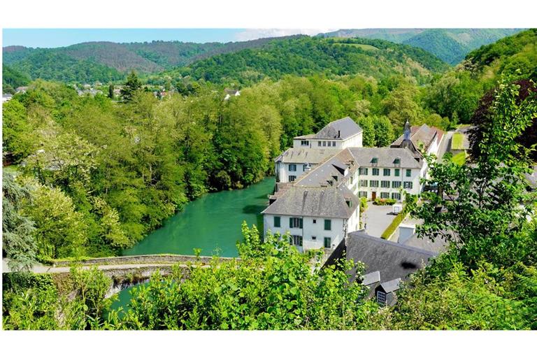 Malerisch gelegen und voller dunkler Geheimnisse: An der katholischen Eliteschule Notre-Dame de Bétharram in Südfrankreich sind über Jahrzehnte Schüler drangsaliert, geschlagen und sexuell missbraucht worden.