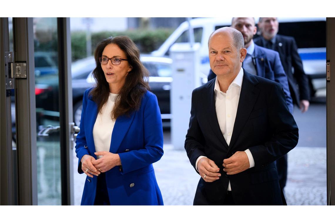 Scholz warnt vor Merz' Stahl-Kurs Man kennt sich: der SPD-Kanzler und DGB-Chefin Yasmin Fahimi, früher auch schon SPD-Generalsekretärin.