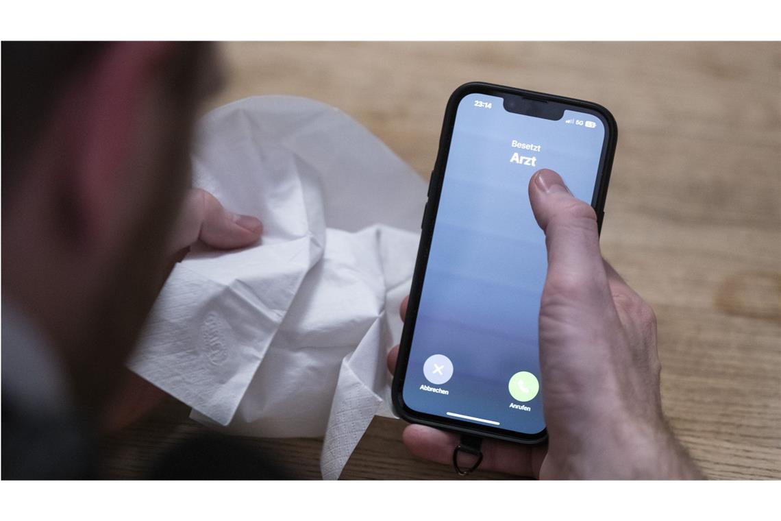 Man muss sich nicht ins Wartezimmer schleppen: Auch telefonisch kann man sich krankschreiben lassen.