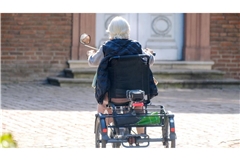 Manch eine gesundheitlich angeschlagene Witwe muss mit magerer Pension leben (Symbolbild).