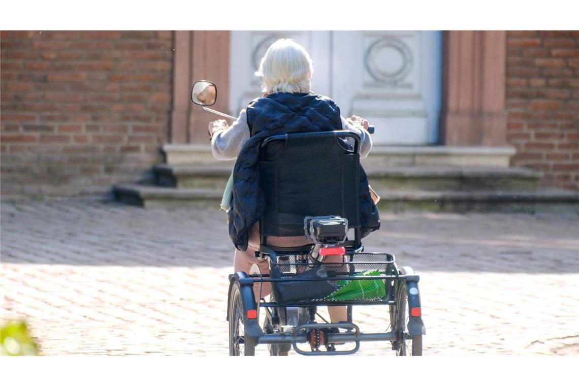 Manch eine gesundheitlich angeschlagene Witwe muss mit magerer Pension leben (Symbolbild).