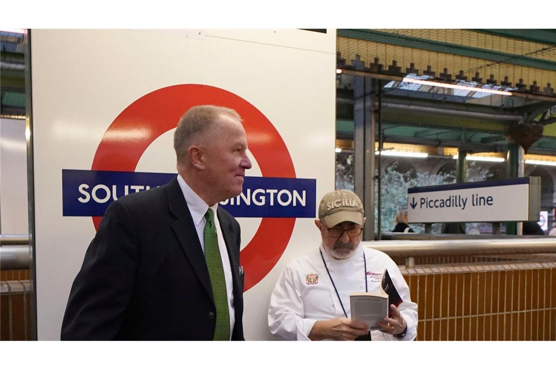 Ohne Hose in die Röhre: Londoner bei "No Trousers Tube Ride" Manch eine Teilnehmerin oder ein Teilnehmer sorgten mit ausgefallener Unterwäsche für Aufmerksamkeit. Eigentlich soll es aber so wirken, als habe man nur seine Hose vergessen.