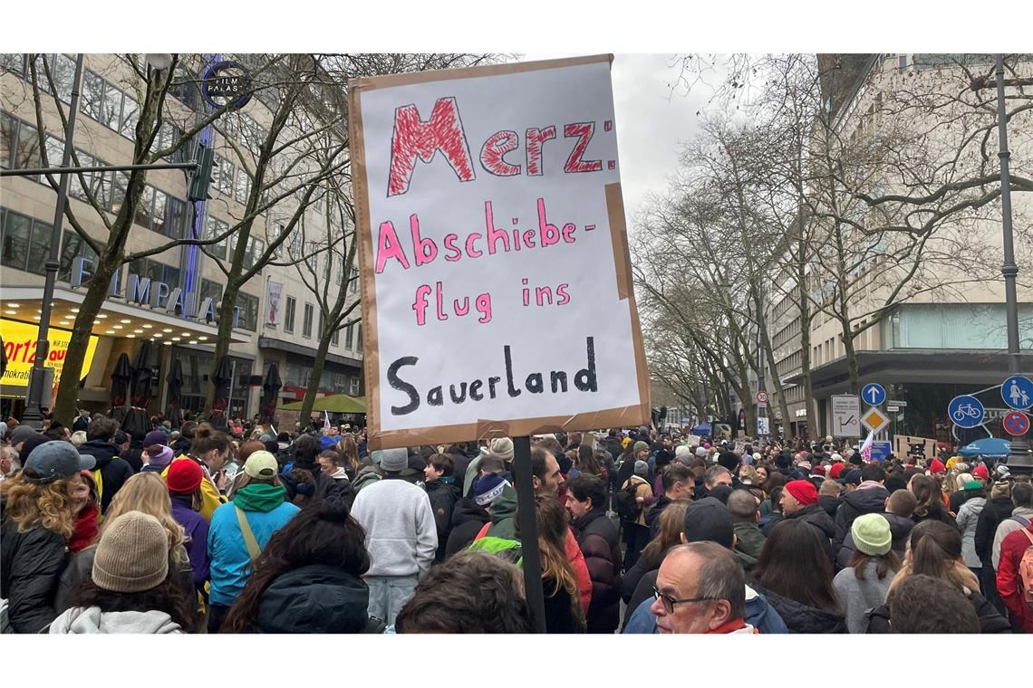 Das Sauerland - bald wohl Kanzlerheimat Manche Demonstranten wünschen sich Friedrich Merz ins Sauerland zurück (Archivbild).