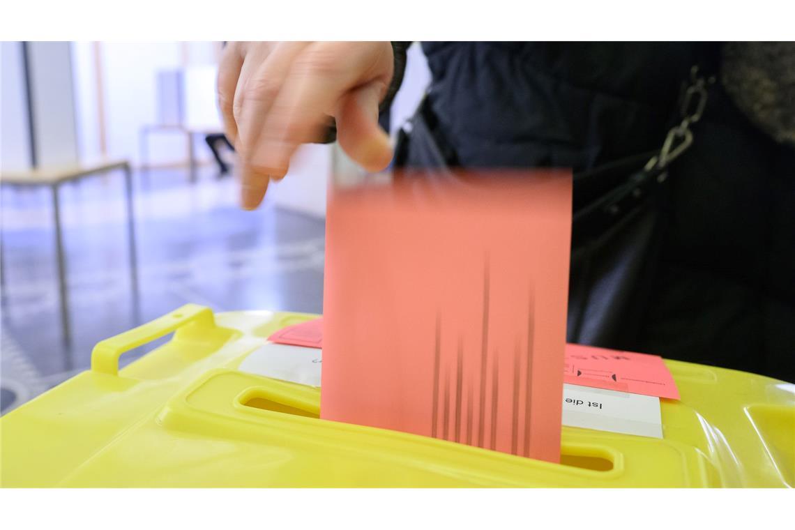 Merz und Scholz im Fernduell - Werben um Wähler in NRW Manche haben schon gewählt, doch viele wissen noch nicht, wo sie am Sonntag ihr Kreuz machen werden. (Symbolbild)