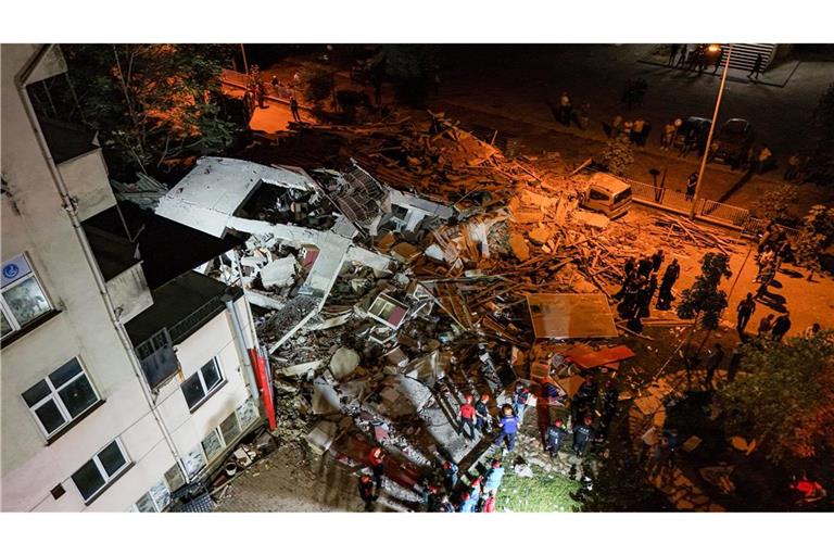 Manche Häuser sind beim Beben in Sindirgi in der westtürkischen Provinz Balikesir wie Kartenhäuser eingestürzt.