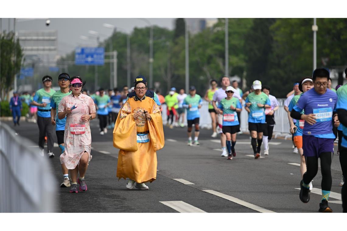Chinesische Roboter laufen Halbmarathon gegen Menschen Manche hatte sich für den Lauf traditionelle Gewänder angezogen.