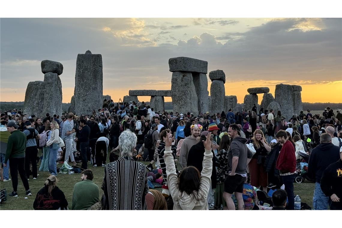 Magischer Moment: Tausende feiern Sonnenwende in Stonehenge Manche kommen wegen heidnischer Rituale, andere wollen feiern.