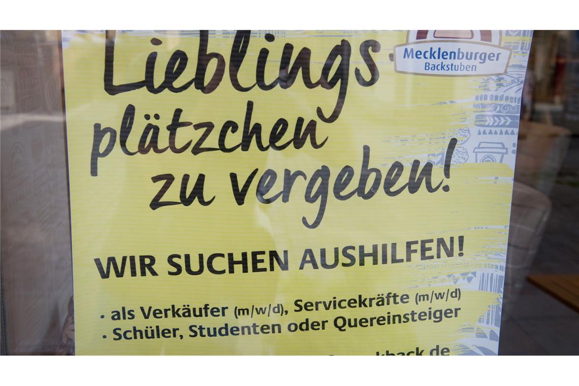 Womit Arbeitgeber in Stellenanzeigen locken Manche Stellenanzeigen werben auch mit kreativen Sprüchen um Interessenten (Archivbild)