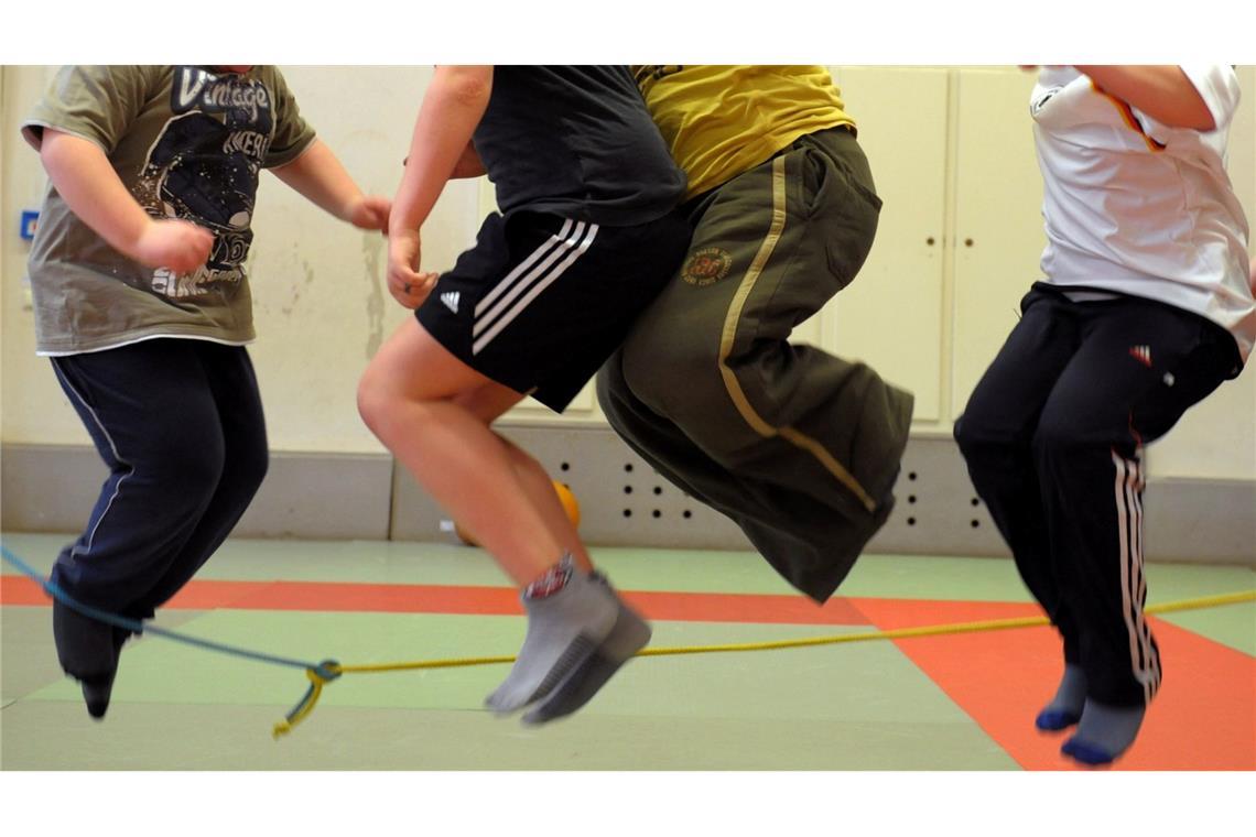 Manche übergewichtigen Kinder nehmen an einem speziellen Sportprogramm teil. (Symbolbild)