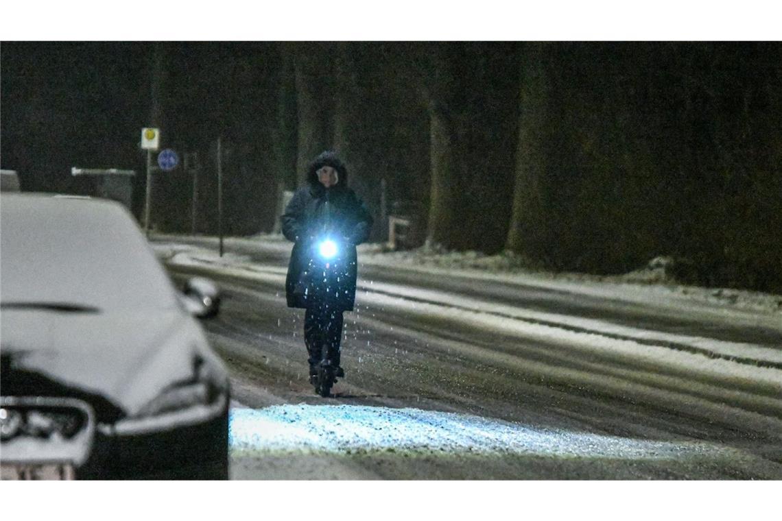 Glatte Straßen sorgen für zahlreiche Unfälle im Südwesten Manche waren am frühen Morgen schon mit ihrem E-Scooter unterwegs.