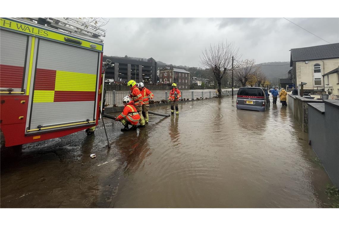 Mehrere Tote bei Unwettern in Großbritannien Mancherorts standen ganze Straßenzüge unter Wasser, Hunderte Häuser wurden beschädigt.