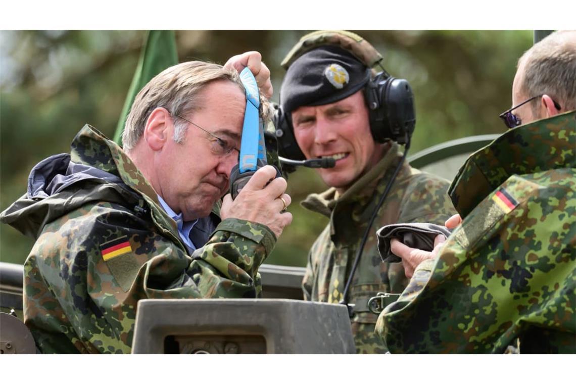 Manchmal hakt es: Verteidigungsminister Pistorius beim Truppenbesuch in Niedersachsen.