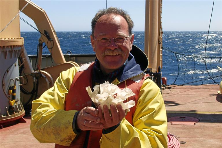 Manfred Krautter an Deck des kanadischen Forschungsschiffs „John P: Tully“ 1999 mit einem Kieselschwamm in der Hand. Fotos: privat/Landratsamt