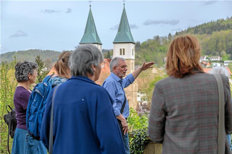 Manfred Schurr vermittelt auf der Führung viel, geht aber auch immer wieder auf Fragen ein, die aus der Gruppe kommen. Fotos: Stefan Bossow