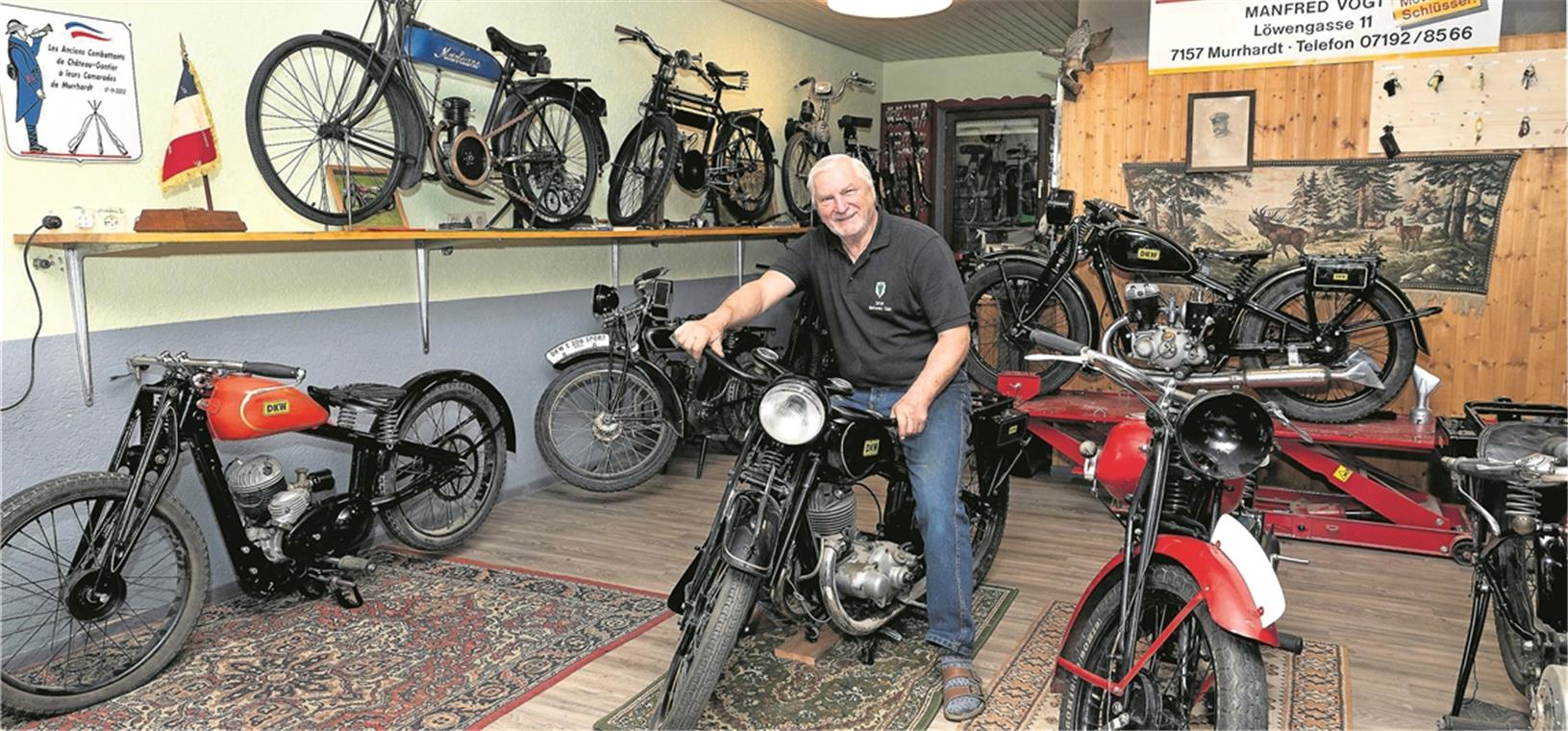Er will seine Schmuckstücke zeigen Manfred Vogt mit seinen Schätzen. Für seinen künftigen Ausstellungsraum hat er rund 20 Motorräder ausgewählt. Fotos: J. Fiedler