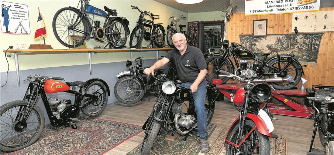Manfred Vogt mit seinen Schätzen. Für seinen künftigen Ausstellungsraum hat er rund 20 Motorräder ausgewählt. Fotos: J. Fiedler