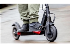 Mann auf einem E-Scooter: Die Polizei hat einen 48-Jährigen gestoppt, der mit Tempo 80 auf seinem getunten Roller unterwegs war (Symbolfoto).