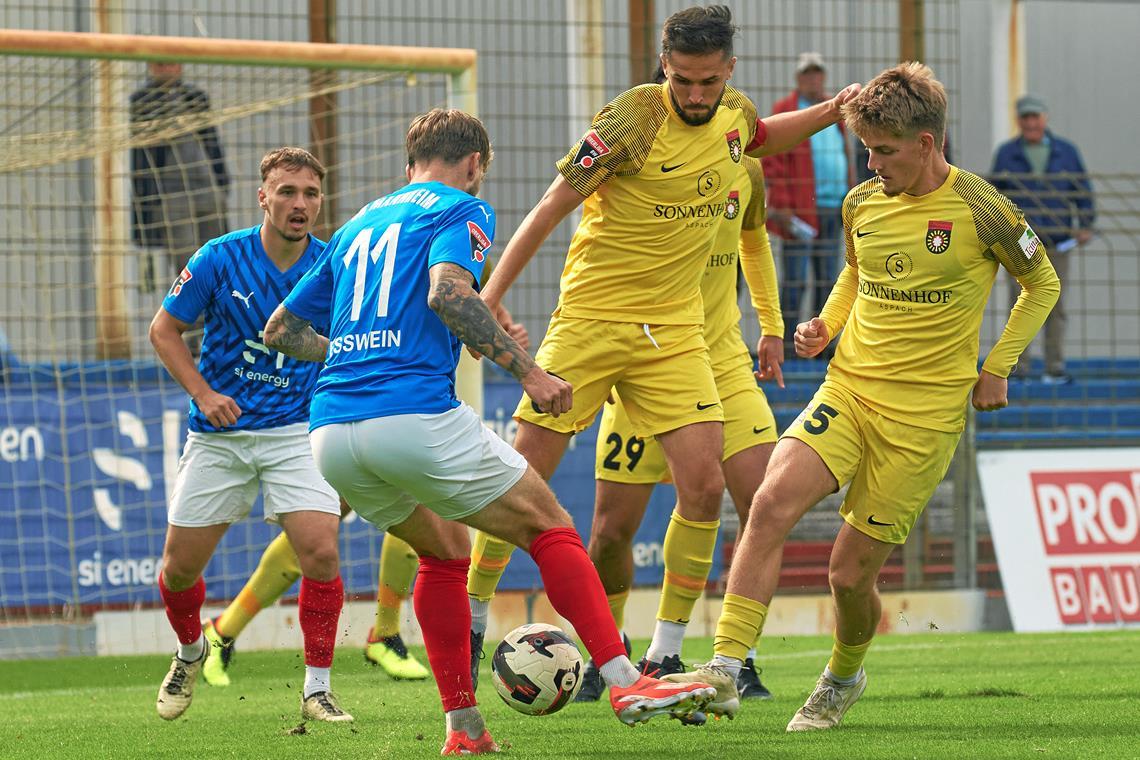 SG Sonnenhof Großaspach: Am Anfang mit Glück, dann sehr abgeklärt Mannheims Fußballer um Ex-Profi Alexander Esswein versuchen viel, doch die Sonnenhof-Elf um Kapitän Volkan Celiktas und Lukas Stoppel (rechts) sind in der Defensive nicht zu überwinden. Bei Großaspach steht das dritte Mal nacheinander hinten die Null. Foto: Berno Nix