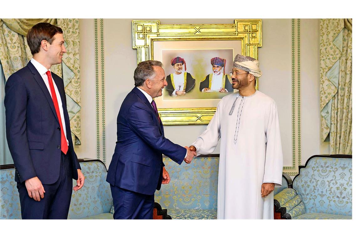 mans Außenminister Badr bin Hamad al-Busaid (r.) begrüßt den US-Gesandten Steve Witkoff und  Donald Trumps Schwiegersohn Jared Kushner (li.).