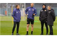 Manuel Baum (Trainer FC Augsburg) im Gespräch mit Benedikt Brust (Spiel- und Videoanalyst), Quirin Löppert (Reha- und Athletiktrainer) und Fabio Leutenecker (v. re.) .    
Foto: Imago/Krieger