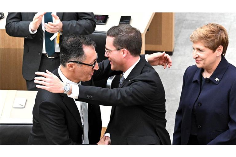 Manuel Hagel (CDU) gratuliert Cem Özdemir (Bündnis 90/Die Grünen).