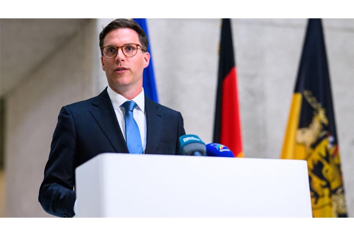 Manuel Hagel (CDU), Innenminister von Baden-Württemberg, spricht bei einem Pressestatement zum Thema Gewalt bei Hochrisikospielen im Südwesten. Das DFB-Pokalspiel zwischen Waldhof Mannheim und dem 1. FC Kaiserslautern hatte kurz vor dem Abbruch gestanden.
