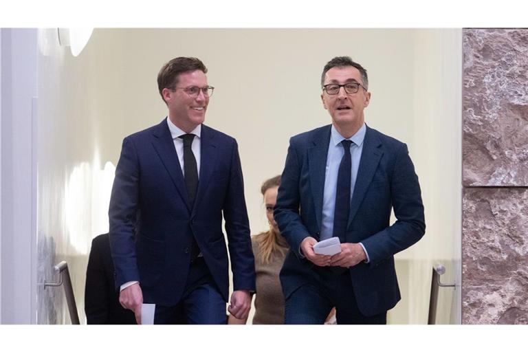 Manuel Hagel (links, CDU) und Cem Özdemir (Grüne) auf dem Weg zum ersten gemeinsamen Auftritt. Özdemir sprach von „ernsthaften Verhandlungen“.