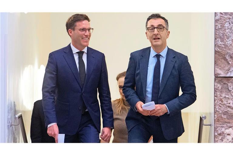 Manuel Hagel (links, CDU) und Cem Özdemir (Grüne) auf dem Weg zum ersten gemeinsamen Auftritt. Özdemir sprach von „ernsthaften Verhandlungen“.