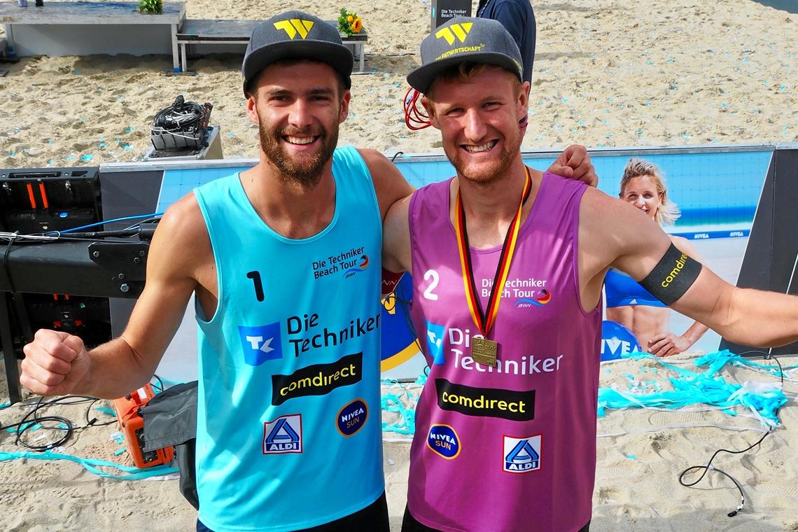 Brüder Yannick und Manuel Harms nun auch beim Beachvolleyball vereint Manuel (links) und Yannick Harms haben 2019 schon mal zusammen für ein Foto posiert. Nun spielen auch zusammen. Foto: privat