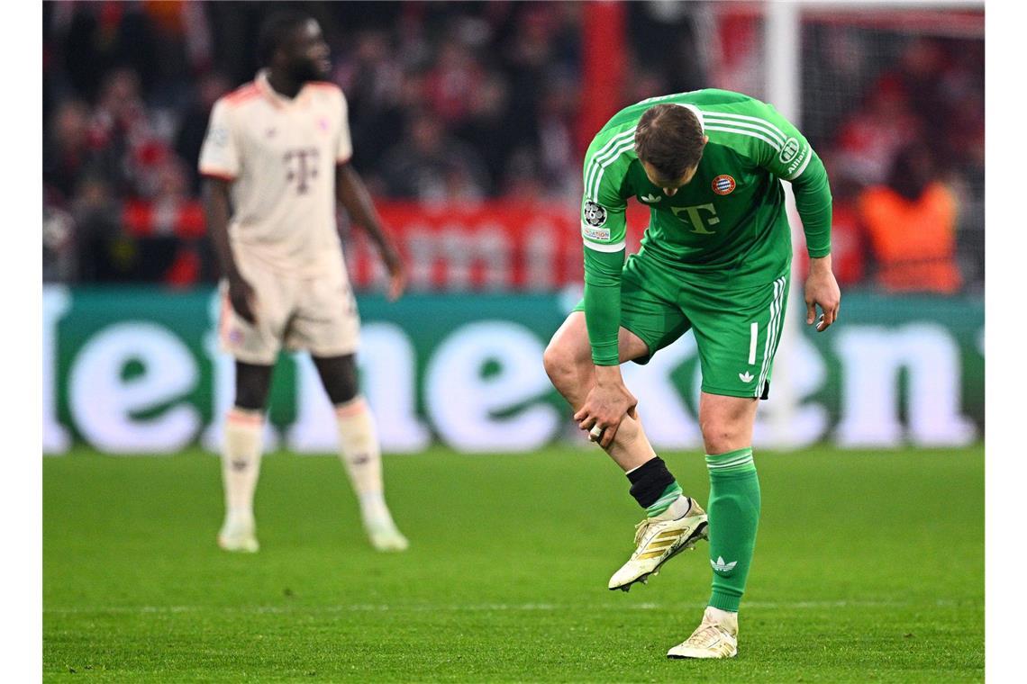 Wie lange dauert ein Muskelfaserriss? Manuel Neuer fasst sich an die verletzte Wade.