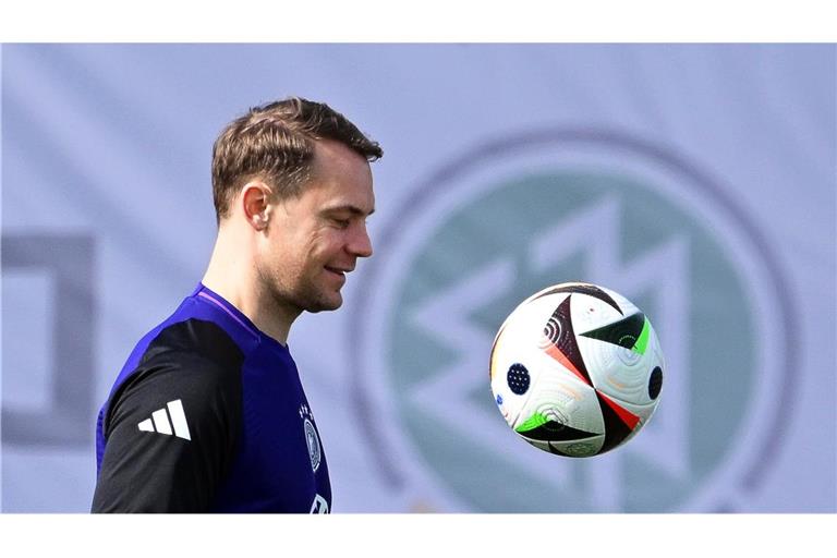Manuel Neuer hat den Ball und die WM im Blick.