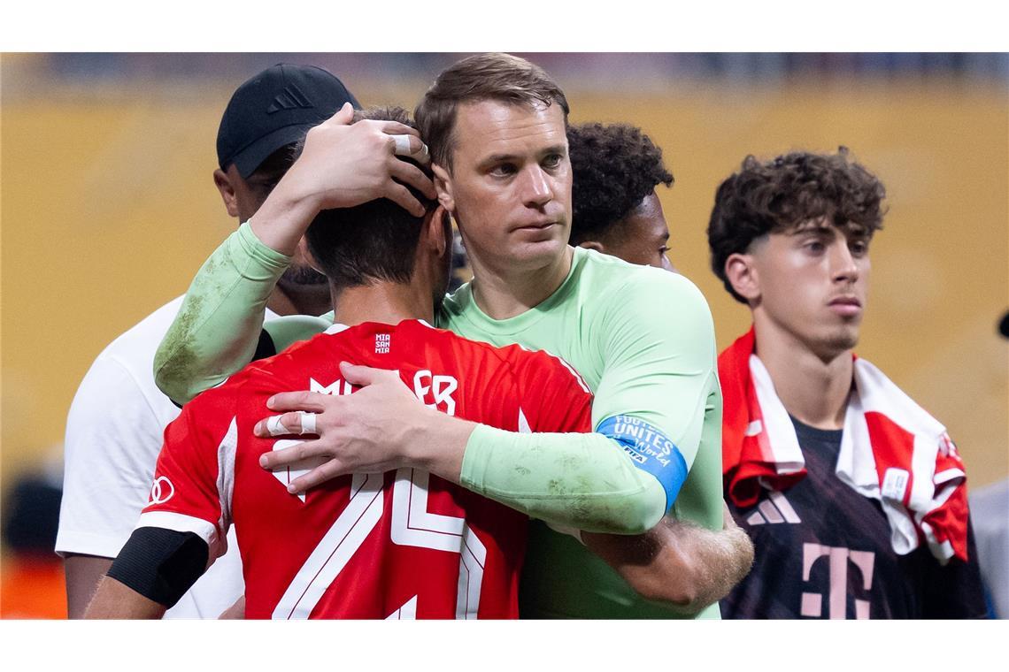 "Ein echter Schock": Bayern lange ohne Magic Musiala Manuel Neuer (r) umarmt Thomas Müller. Das 756. Pflichtspiel war dessen letztes als Bayern-Profi.