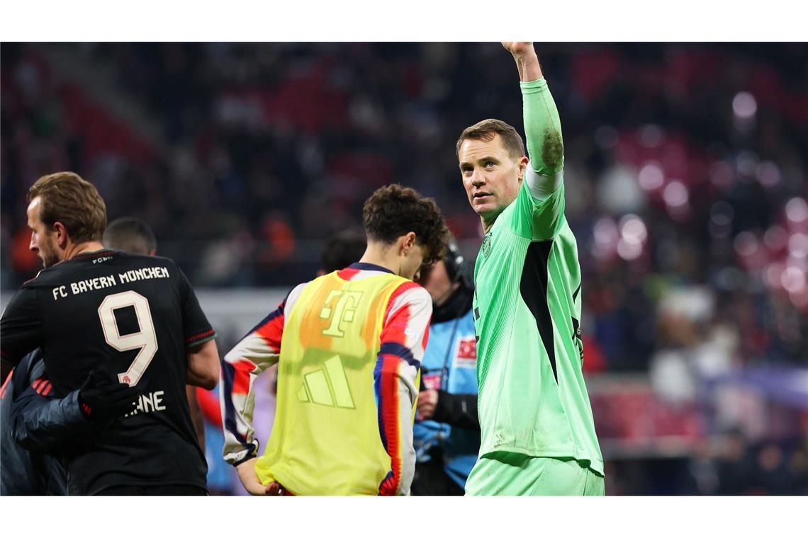 Manuel Neuer (r) zeigt aktuell starke Leistungen bei den Bayern, schloss eine DFB-Rückkehr bisher stets aus.