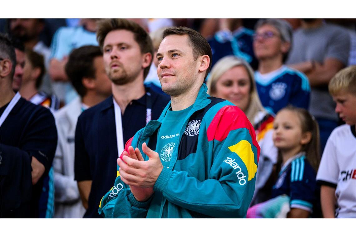 Manuel Neuer schaut beim Testspiel der DFB-Elf zu. (Archivbild)