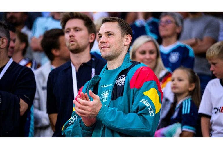 Manuel Neuer schaut beim Testspiel der DFB-Elf zu. (Archivbild)
