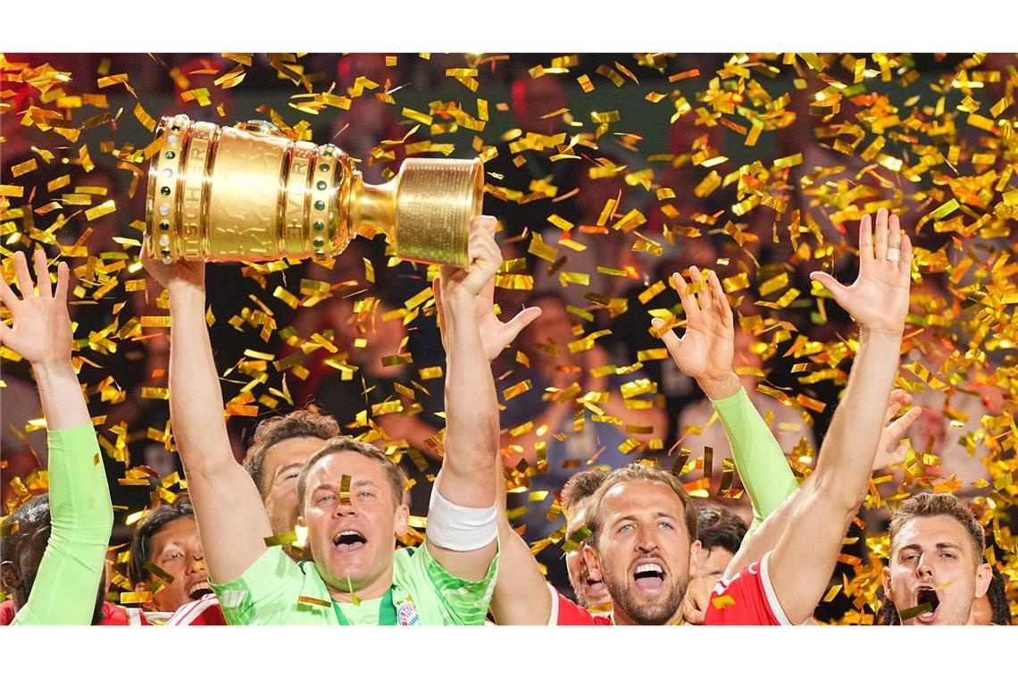 Manuel Neuer und Harry Kane jubeln nach dem Sieg im DFB-Pokalfinale gegen Stuttgart.