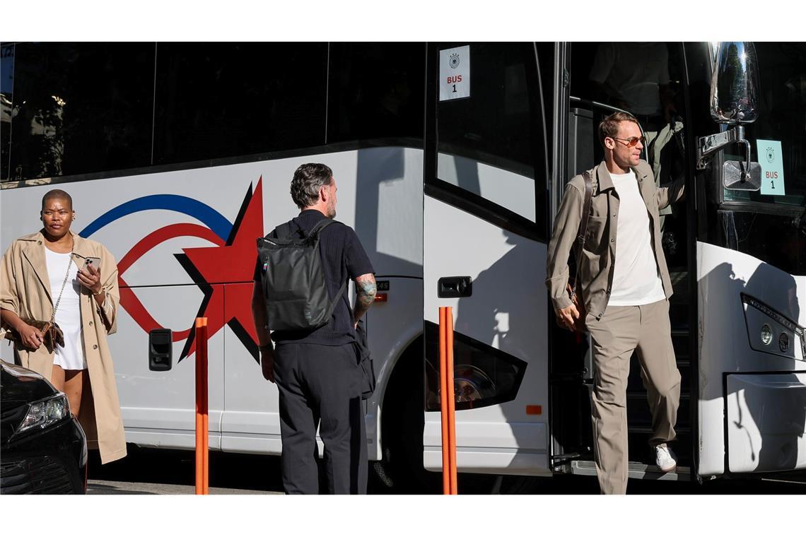 Manuel Neuer verlässt den Bus der Fußball-Nationalmannschaft.