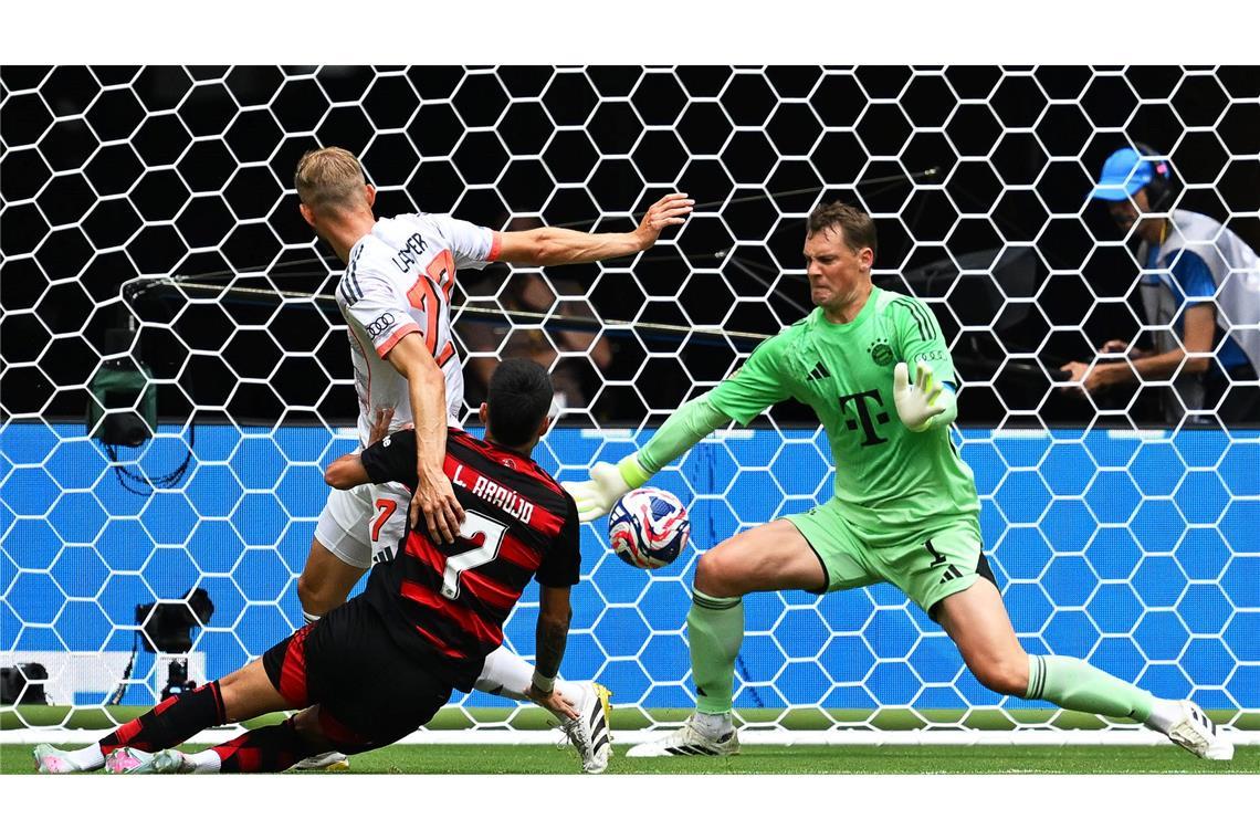Manuel Neuers Super-Reflex gegen Flamengos Luiz Araujo (M). Daneben Bayern-Verteidiger Konrad Laimer (l).