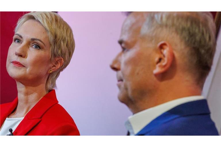 Manuela Schwesig (SPD), die Ministerpräsidentin von Mecklenburg-Vorpommern und Spitzenkandidatin für die Landtagswahl, und AfD-Spitzenkandidat Leif-Erik Holm vor einem TV-Duell.
