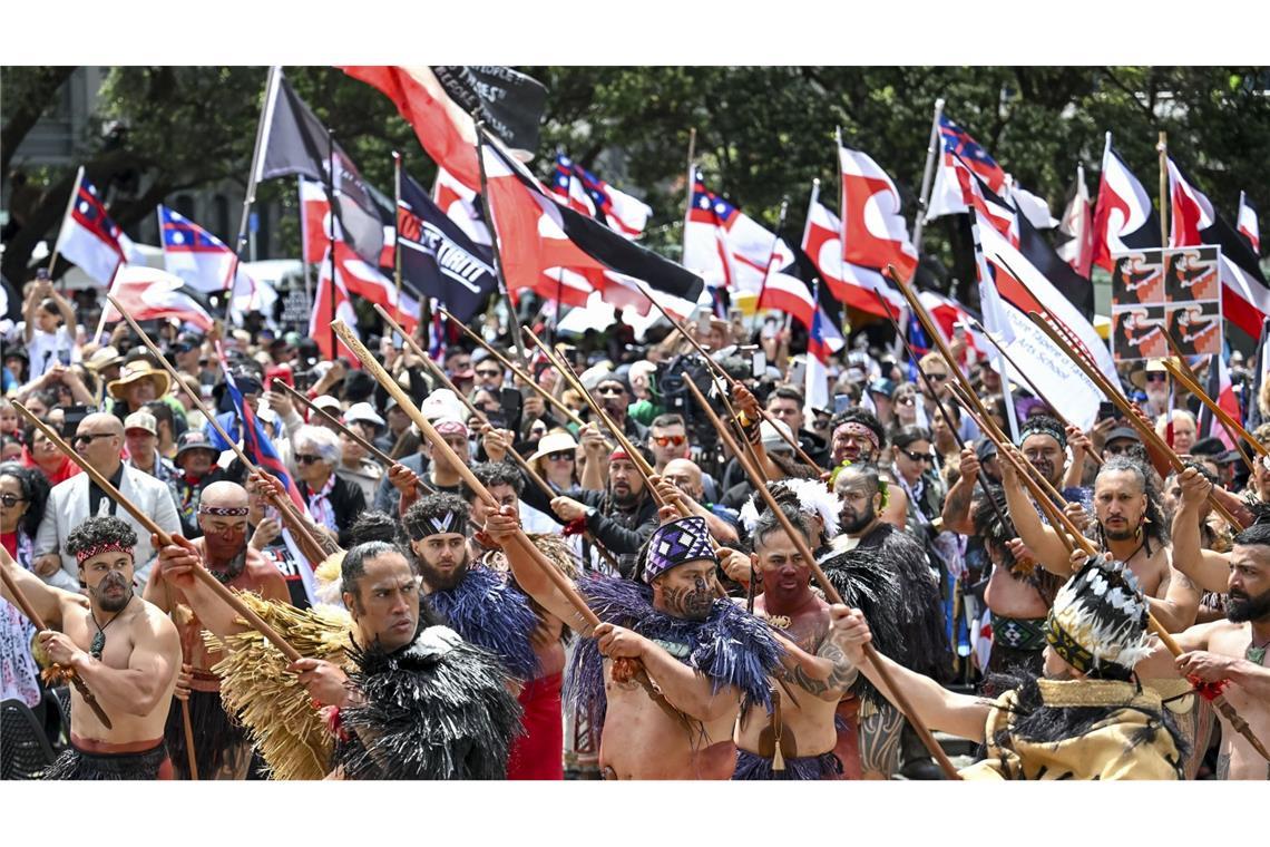 Über 40.000 Maori proben den Aufstand gegen ein neues Gesetz Maori protestieren gegen ein vorgeschlagenes Gesetz, das den Gründungsvertrag zwischen den Maori und der britischen Krone neu definieren würde.