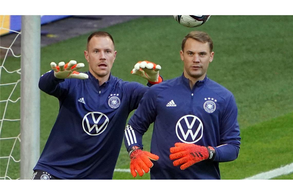 Marc-André ter Stegen (l) stand immer im Schatten von Manuel Neuer. (Archivbild)