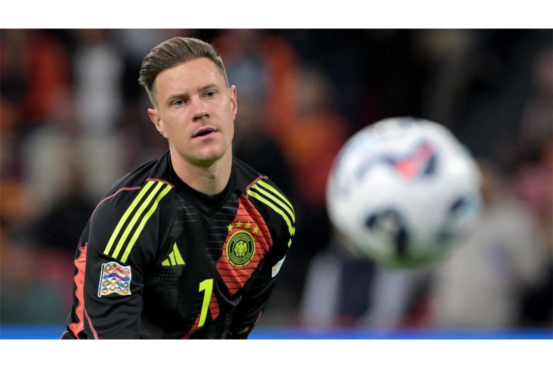 Marc-André ter Stegen (Note 4): Nach langer Leidenszeit mit allerlei Verletzungspech kehrte der Keeper also tatsächlich ins deutsche Tor zurück – und das auch noch an der neuen Wirkungsstätte in Amsterdam. Ter Stegens Leistung passte nicht so ganz zu diesem feierlichen Rahmen. Hatte Glück, dass der Schiedsrichter in Minute 13 ein Kopfballtor von Virgil van Dijk nach einer Ecke abpfiff, nachdem ihn Brian Brobbey vorher nicht allzu hart mit der Hüfte attackiert hatte. Später mit zwei krassen Abspielfehlern, die nur mit Glück folgenlos blieben. Immerhin mit starker Fußabwehr in Hälfte zwei und bärenstarkem Reflex nach einem Schuss aus kurzer Distanz – nach eigenem Patzer nach Standard unmittelbar zuvor.